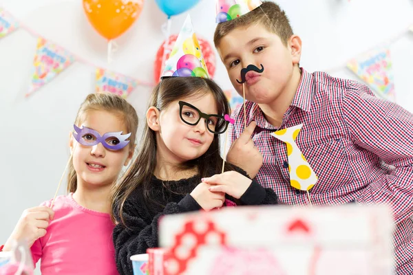 Crianças festa de aniversário feliz — Fotografia de Stock