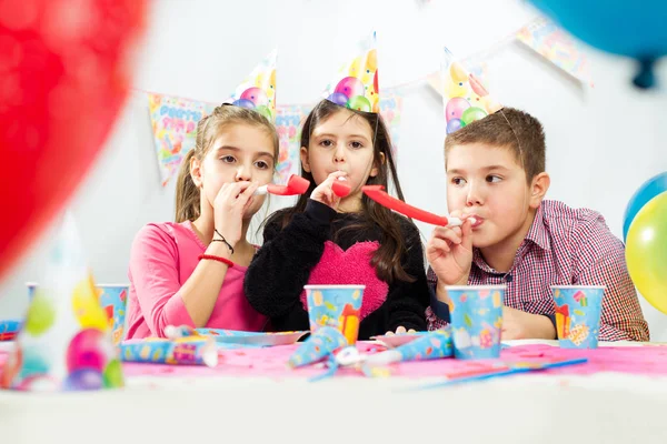 Niños feliz fiesta de cumpleaños —  Fotos de Stock