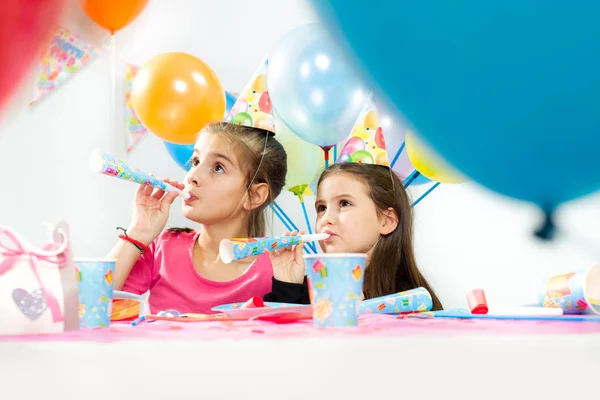 Niños feliz fiesta de cumpleaños — Foto de Stock