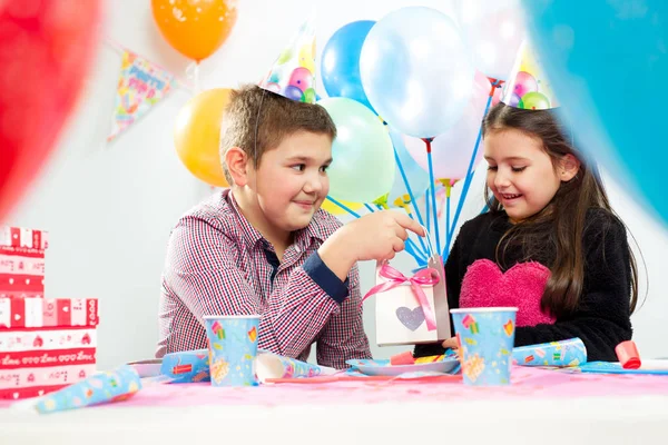 Kinderen vieren verjaardagsfeestje — Stockfoto