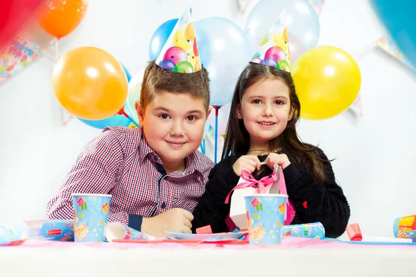 Çocuklar doğum gününü kutluyor — Stok fotoğraf