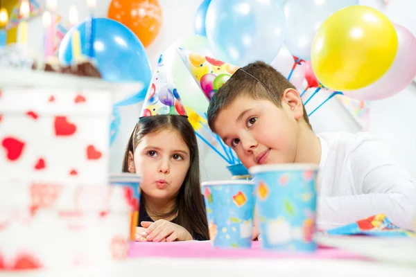 Niños celebrando fiesta de cumpleaños —  Fotos de Stock