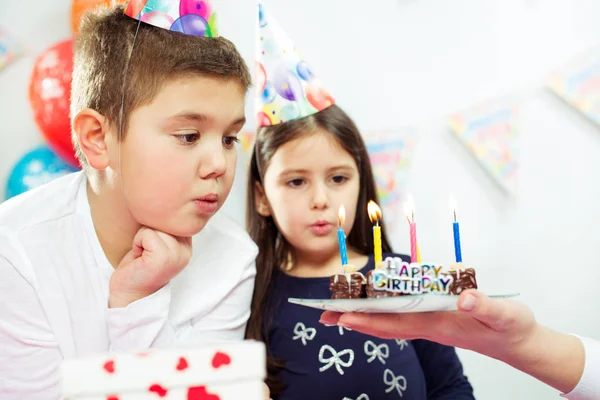 Niños celebrando fiesta de cumpleaños —  Fotos de Stock