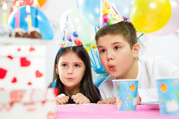 Crianças festa de aniversário feliz — Fotografia de Stock