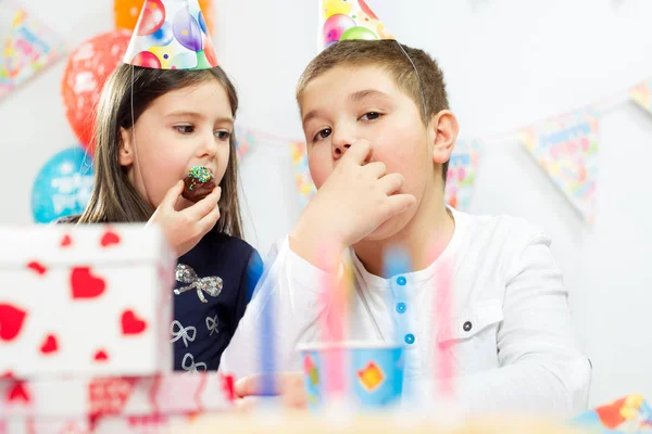 Děti šťastné narozeniny — Stock fotografie