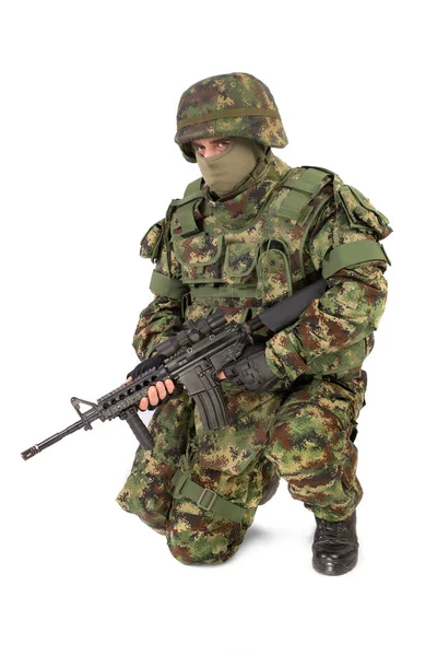 Soldado armado isolado no fundo branco — Fotografia de Stock
