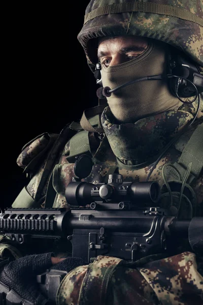 Soldat auf schwarzem Hintergrund — Stockfoto