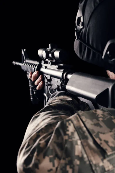Soldat der Spezialeinheit mit Gewehr auf dunklem Hintergrund — Stockfoto