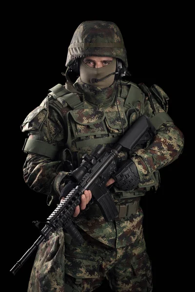 Soldat des forces spéciales avec fusil sur fond sombre — Photo