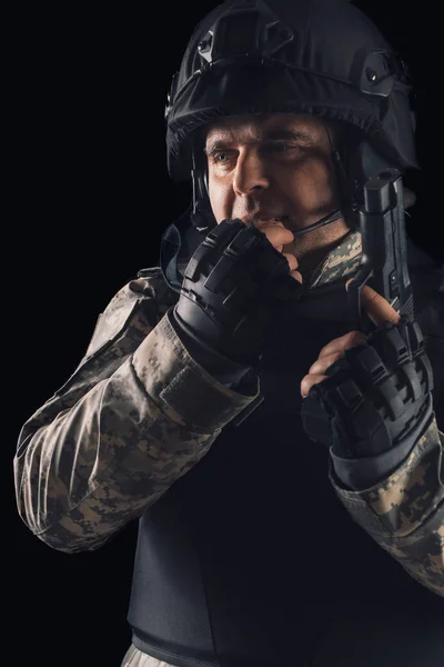 Forças especiais soldado com arma no fundo escuro — Fotografia de Stock