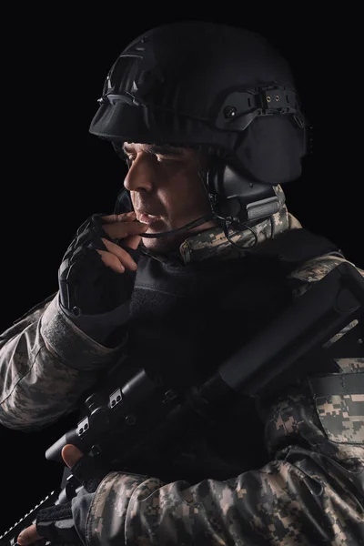 어두운 배경에 소총과 특수 부 대 군인 — 스톡 사진