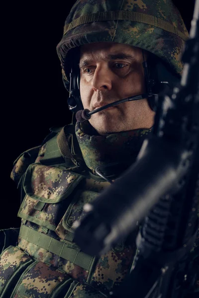 Солдат спецназу з рушницею на темному тлі — стокове фото