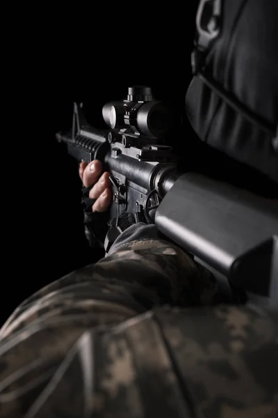 Soldat der Spezialeinheit mit Gewehr auf dunklem Hintergrund — Stockfoto