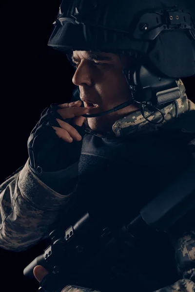 Soldato delle forze speciali con fucile su sfondo scuro — Foto Stock