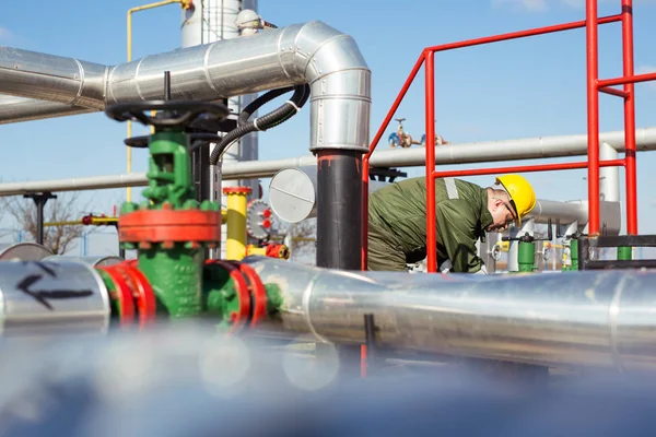 Oil worker repairing wellhead valve with the wrench — Stock Photo, Image