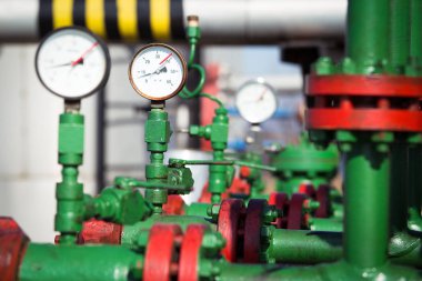 Petrol ve gaz üretim süreci içinde basınç göstergesi 