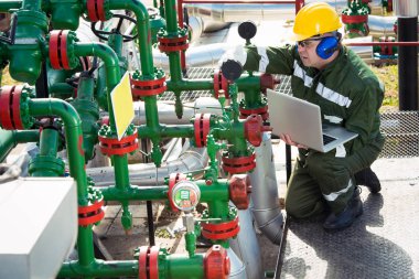 Petrol sahası işçi