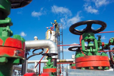 Petrol ve gaz işçi içinde büyük Petrokimya petrol rafinerisi