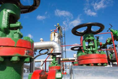Petrol ve gaz işçi içinde büyük Petrokimya petrol rafinerisi