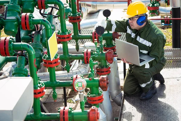 El trabajador del yacimiento petrolífero — Foto de Stock