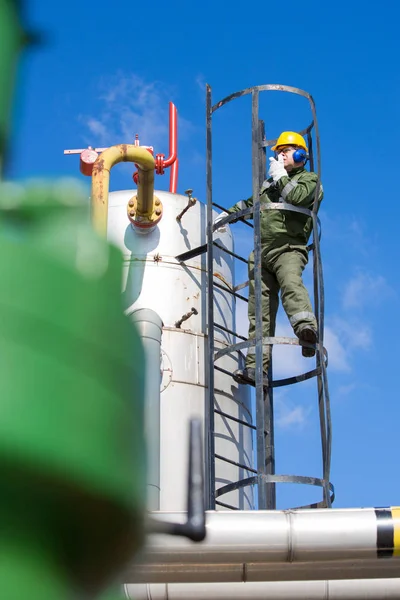 Trabalhador de petróleo e gás dentro de uma grande refinaria petroquímica — Fotografia de Stock