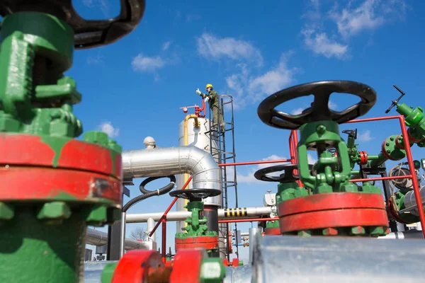 Trabajador de petróleo y gas dentro de una gran refinería de petróleo petroquímico — Foto de Stock