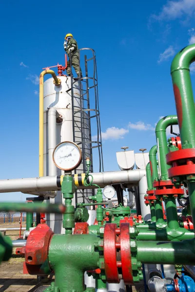 Trabalhador de petróleo e gás dentro de uma grande refinaria petroquímica — Fotografia de Stock