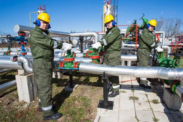 Der Arbeiter auf dem Ölfeld — Stockfoto