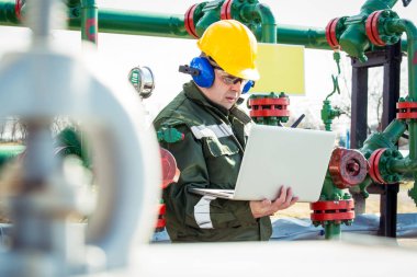 Petrol sahası işçi