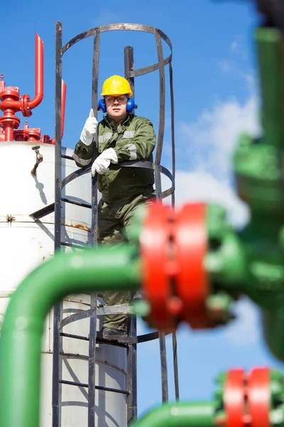 Trabalhador de petróleo e gás dentro de uma grande refinaria petroquímica — Fotografia de Stock