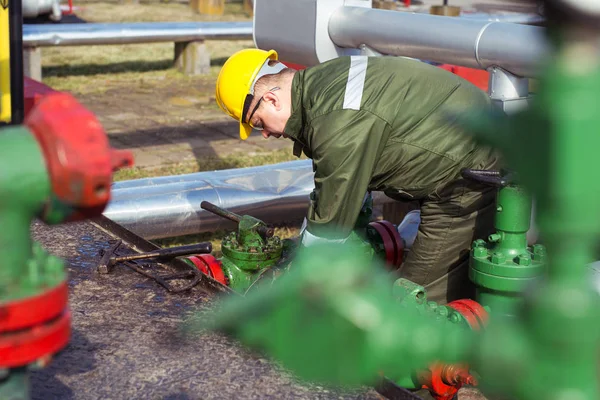 Trabajador de la industria del petróleo y gas — Foto de Stock