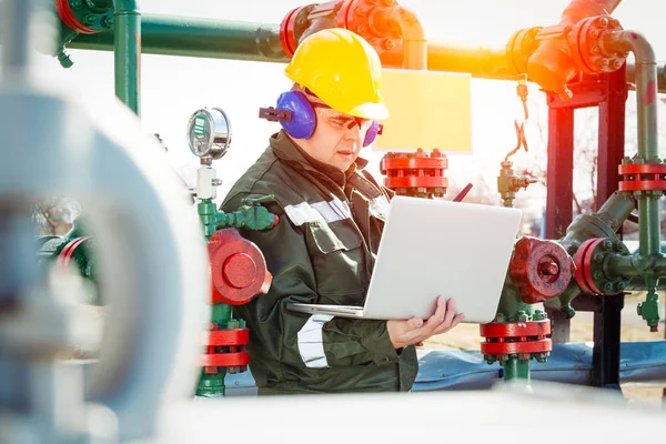 Lavoratore del settore petrolifero e del gas — Foto Stock