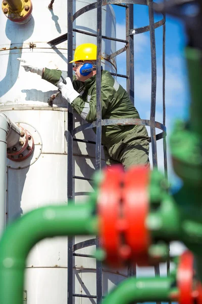 Нефтегазовый работник — стоковое фото