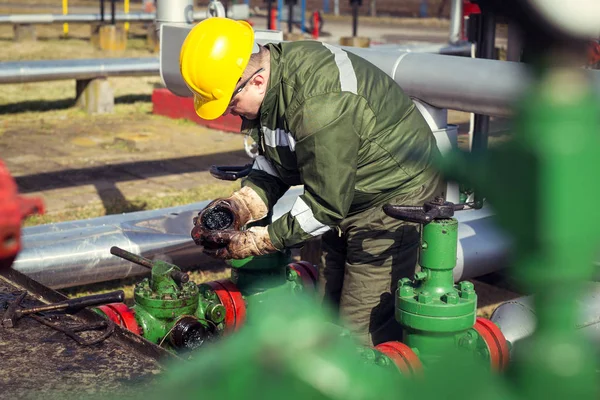 Ingeniero de petróleo dentro de la industria — Foto de Stock