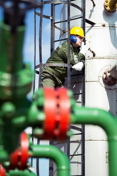 Engenheiro de petróleo dentro da indústria de combustível — Fotografia de Stock