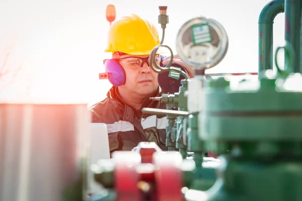 Naftařský inženýr uvnitř průmysl paliv — Stock fotografie
