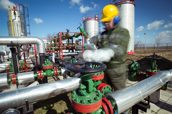 Нефтеинженер внутри топливной промышленности — стоковое фото
