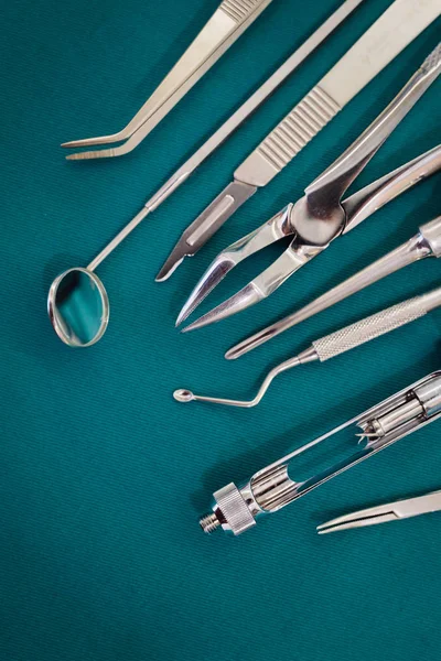 Instrumentos dentales de primer plano —  Fotos de Stock
