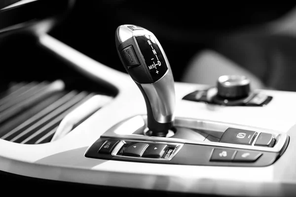 Moderne shift gear in luxe auto-interieur — Stockfoto