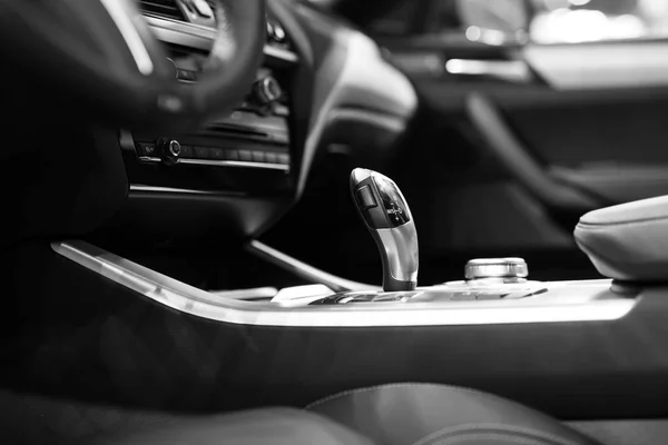 Nowoczesne skrzynia biegów w luksusowe wnętrza samochodu — Zdjęcie stockowe