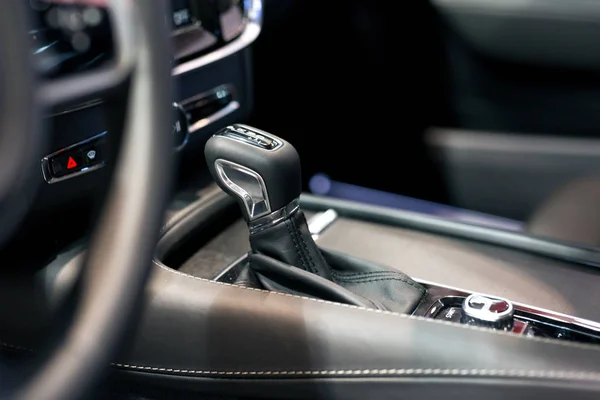 Boîte de vitesses moderne dans l'intérieur de la voiture de luxe — Photo