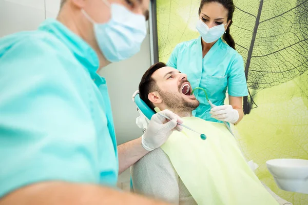 Dentista en el trabajo — Foto de Stock