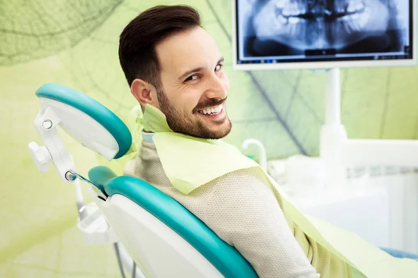 Portrait of happy patient in dental chair — Stock Photo, Image