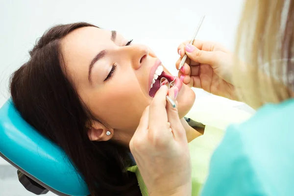 Tratamento dentário close-up paciente feminino — Fotografia de Stock