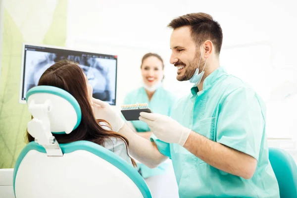Tandläkare matchande tänder färg — Stockfoto