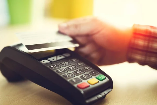 Man tapping a contact less credit card — Stock Photo, Image