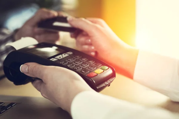 Customer paying with credit card — Stock Photo, Image