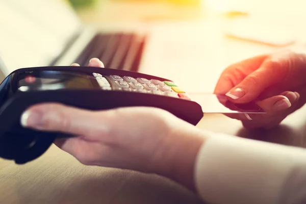 Woman placing credit card into reader — Stock Photo, Image