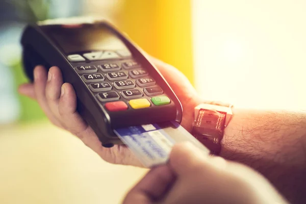 Man making credit card payment — Stock Photo, Image