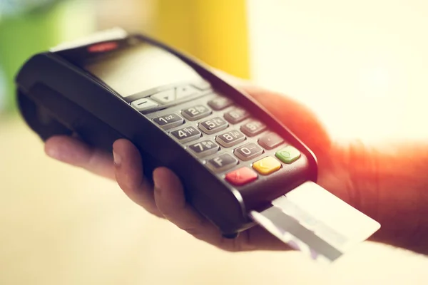 Man making credit card payment — Stock Photo, Image